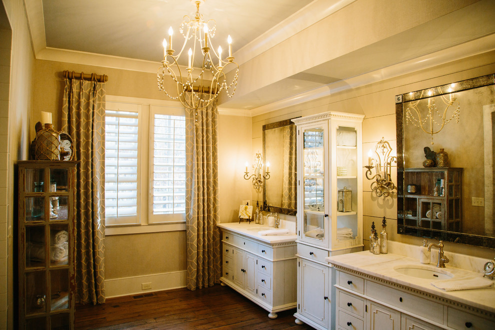 Idee per una grande stanza da bagno padronale vittoriana con ante a filo, ante bianche, pareti beige, pavimento in legno massello medio, lavabo sottopiano e top in marmo