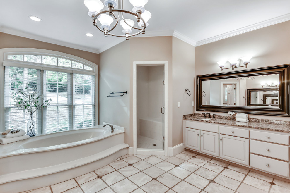 Modelo de cuarto de baño principal clásico renovado con armarios con paneles lisos, puertas de armario grises, baldosas y/o azulejos grises, encimera de granito y encimeras beige