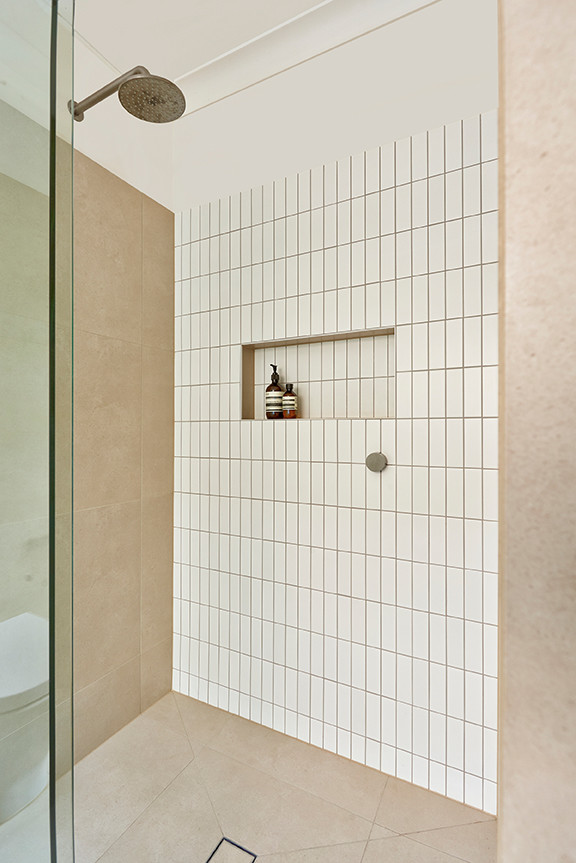 Свежая идея для дизайна: большая главная ванная комната в современном стиле с открытыми фасадами, светлыми деревянными фасадами, отдельно стоящей ванной, открытым душем, плиткой из листового камня, полом из сланца, накладной раковиной и столешницей из дерева - отличное фото интерьера