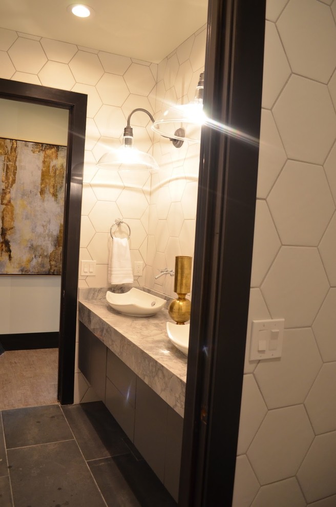 Idéer för ett stort modernt badrum med dusch, med släta luckor, skåp i mörkt trä, våtrum, en toalettstol med hel cisternkåpa, vit kakel, porslinskakel, vita väggar, klinkergolv i porslin, ett fristående handfat och marmorbänkskiva