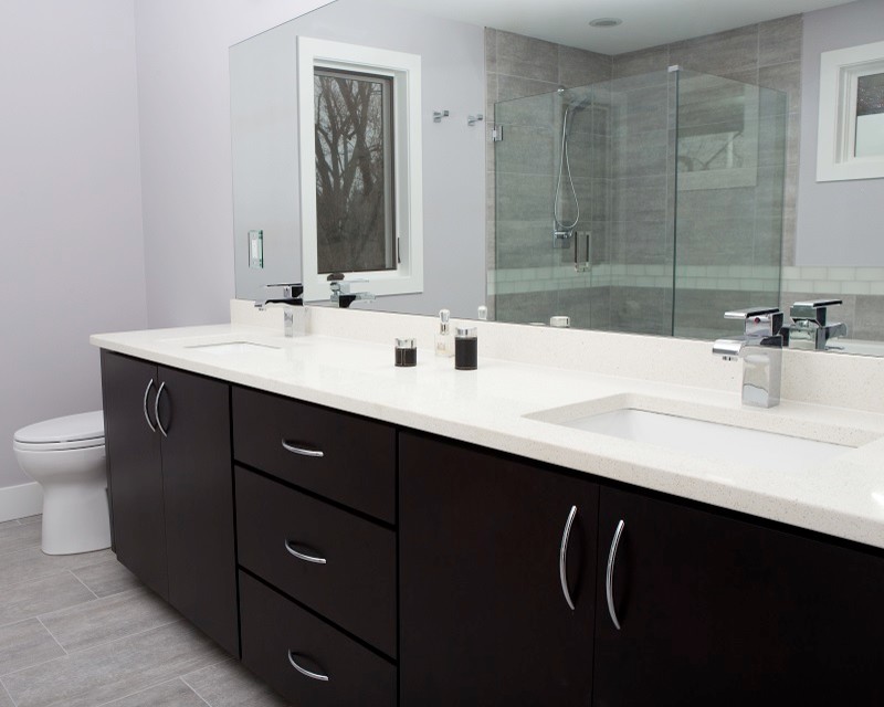 Example of a minimalist bathroom design in Detroit