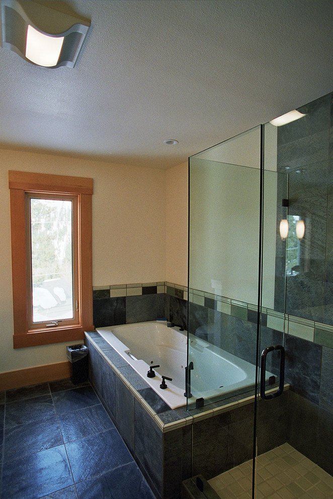 Esempio di una stanza da bagno contemporanea con lavabo a bacinella, ante lisce, ante in legno scuro, top piastrellato, doccia ad angolo, piastrelle grigie, piastrelle in gres porcellanato e pavimento in ardesia