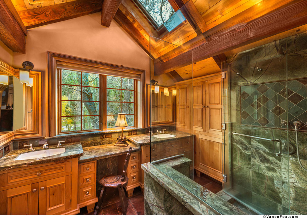 Exempel på ett mellanstort rustikt en-suite badrum, med ett nedsänkt handfat, luckor med upphöjd panel, skåp i mellenmörkt trä, ett platsbyggt badkar, en hörndusch, stenkakel, gröna väggar och grön kakel