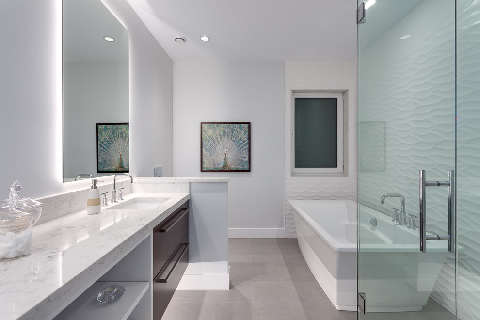 На фото: большая главная ванная комната в стиле модернизм с врезной раковиной, темными деревянными фасадами, отдельно стоящей ванной, угловым душем, раздельным унитазом, серыми стенами и полом из керамической плитки