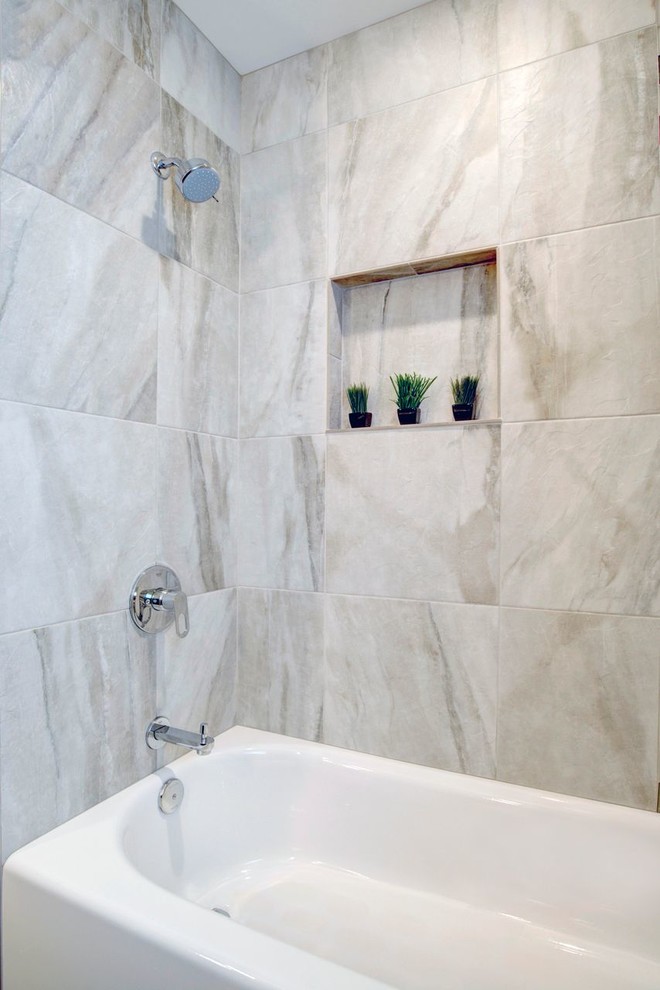 Modern inredning av ett mellanstort en-suite badrum, med ett badkar i en alkov, en dusch/badkar-kombination, flerfärgad kakel, porslinskakel och flerfärgade väggar