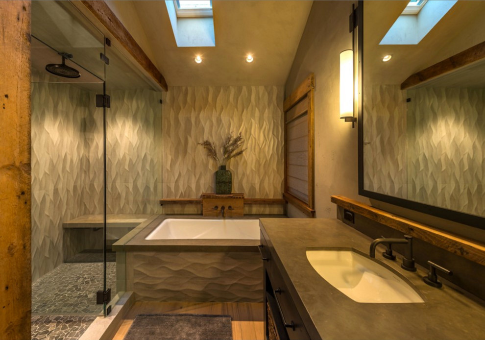 Rustikales Badezimmer En Suite mit Einbaubadewanne, Duschnische, Unterbauwaschbecken und Falttür-Duschabtrennung in Sonstige