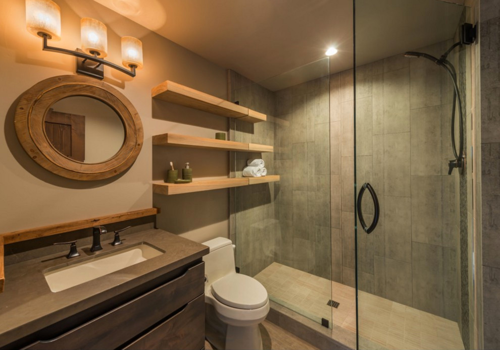 Rustik inredning av ett badrum med dusch, med släta luckor, en dusch i en alkov, en toalettstol med hel cisternkåpa, ett undermonterad handfat och dusch med gångjärnsdörr