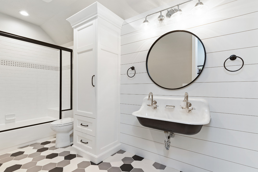 Idee per una stanza da bagno per bambini classica con vasca ad alcova, piastrelle multicolore, piastrelle bianche, piastrelle diamantate, pareti bianche, lavabo rettangolare e pavimento multicolore