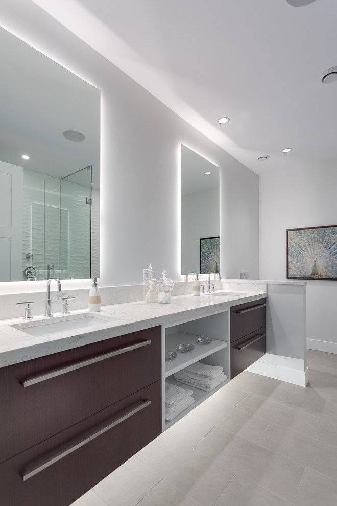 Exemple d'une grande salle de bain principale tendance en bois foncé avec un mur gris, un sol en carrelage de céramique, un plan de toilette en marbre, un placard à porte plane et un lavabo encastré.