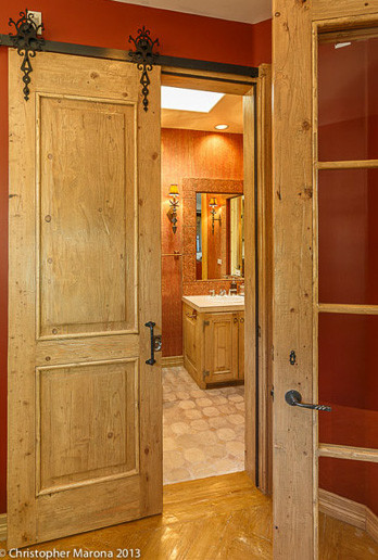 На фото: большая ванная комната в классическом стиле с фасадами с выступающей филенкой