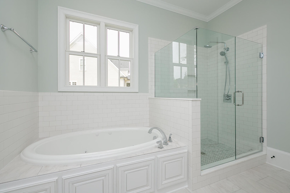 Foto di una stanza da bagno classica con ante con bugna sagomata, ante bianche, doccia ad angolo, piastrelle bianche, pareti blu e top in granito