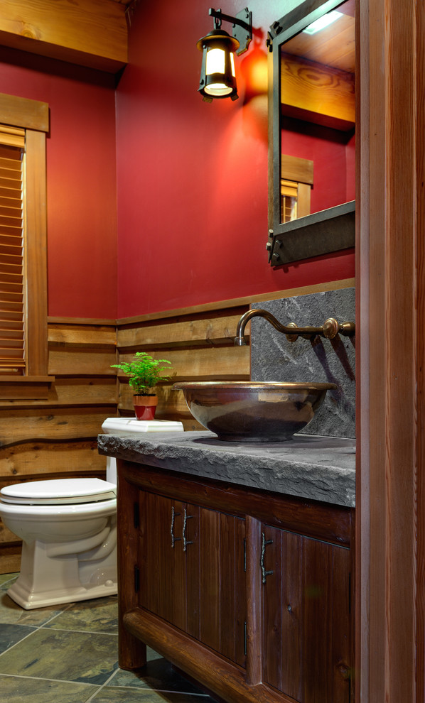 マンチェスターにある高級な中くらいなラスティックスタイルのおしゃれなバスルーム (浴槽なし) (落し込みパネル扉のキャビネット、濃色木目調キャビネット、一体型トイレ	、赤い壁、セラミックタイルの床、御影石の洗面台) の写真
