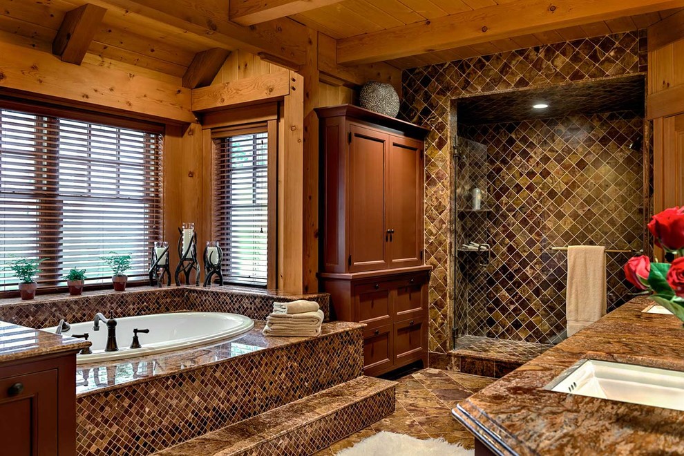 Идея дизайна: большая главная ванная комната в стиле рустика с фасадами цвета дерева среднего тона, полновстраиваемой ванной, плиткой мозаикой, разноцветными стенами, полом из мозаичной плитки, врезной раковиной и душем с распашными дверями