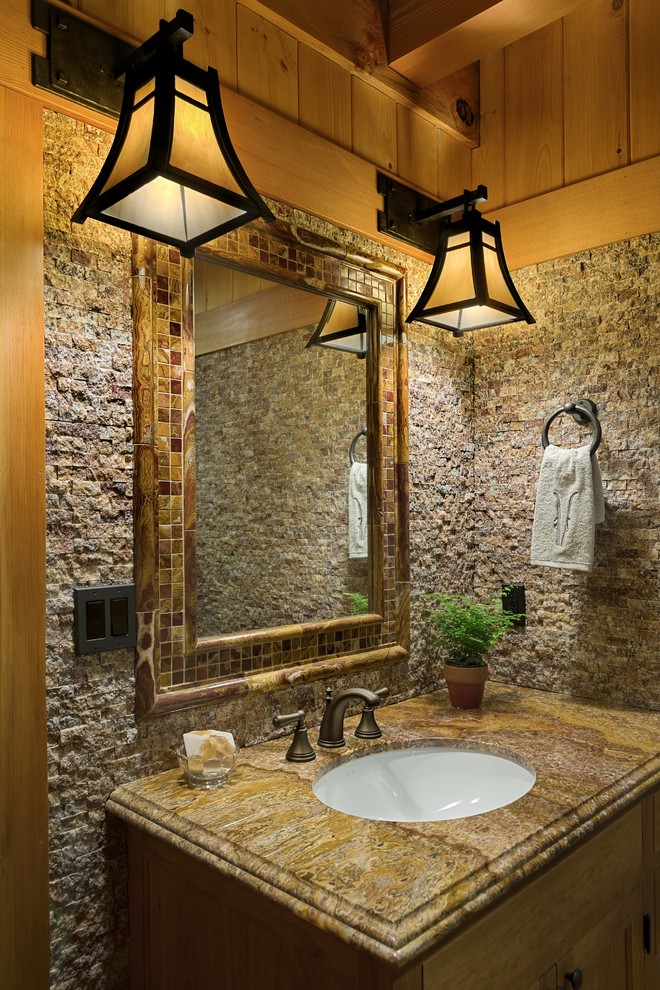 Réalisation d'une petite salle d'eau design en bois brun avec un placard avec porte à panneau encastré, un sol en carrelage de céramique, un lavabo posé et un plan de toilette en granite.