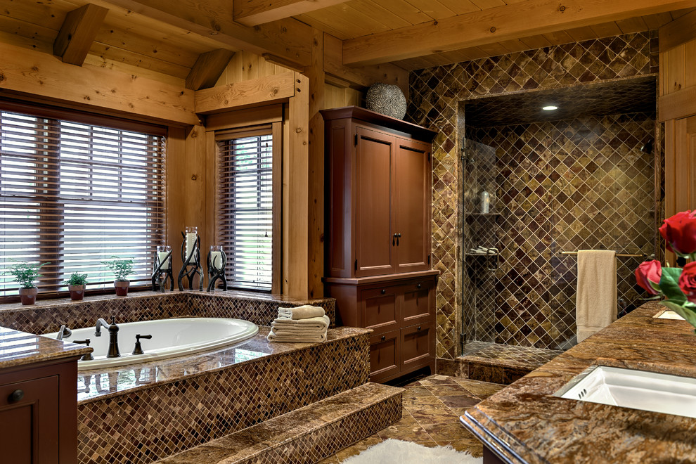 Exempel på ett rustikt en-suite badrum, med ett undermonterad handfat, skåp i mellenmörkt trä, ett platsbyggt badkar och brun kakel