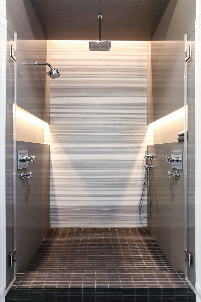Свежая идея для дизайна: ванная комната в современном стиле с душем в нише - отличное фото интерьера