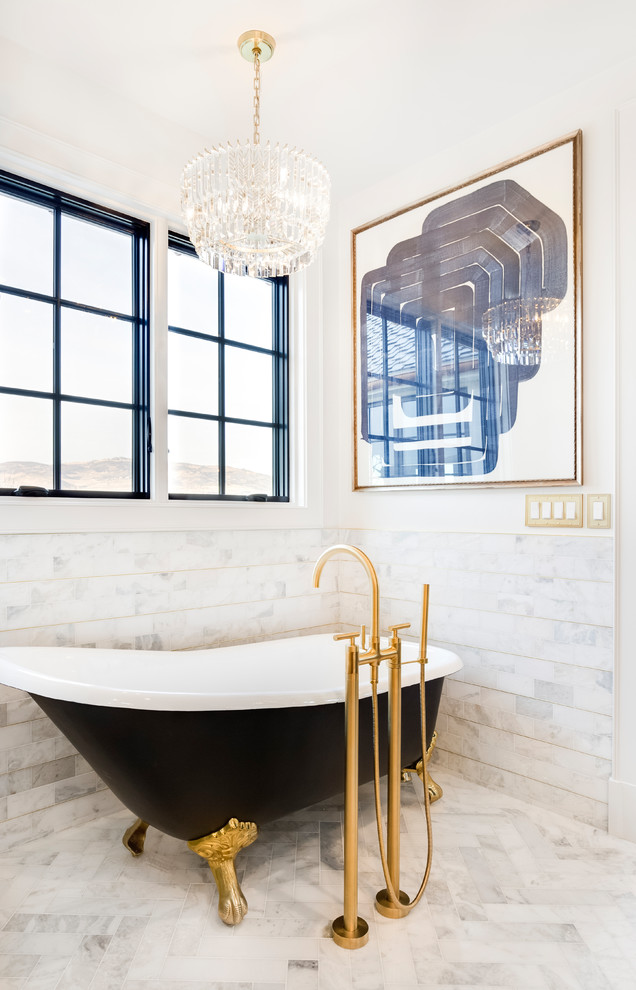 На фото: главная ванная комната в стиле неоклассика (современная классика) с ванной на ножках, белыми стенами, мраморным полом, белым полом и белой плиткой с