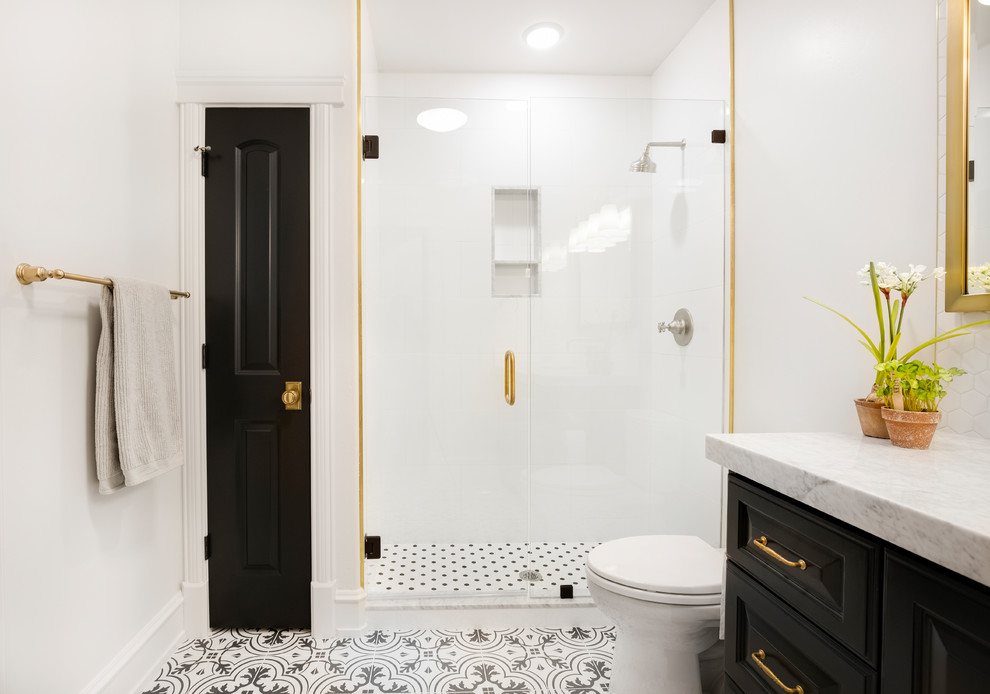 Bild på ett eklektiskt badrum, med skåp i mörkt trä, en öppen dusch, vit kakel, vita väggar, ett nedsänkt handfat, marmorbänkskiva, flerfärgat golv och dusch med skjutdörr