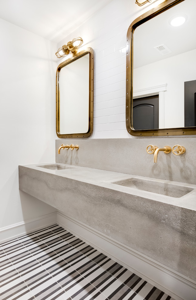 Foto di una stanza da bagno bohémian con piastrelle bianche, pareti bianche, lavabo da incasso e pavimento multicolore
