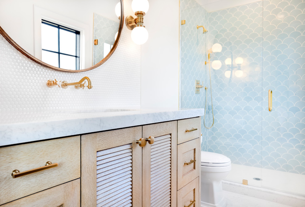 Идея дизайна: ванная комната в стиле фьюжн с светлыми деревянными фасадами, открытым душем, синей плиткой, белыми стенами, душевой кабиной, накладной раковиной, мраморной столешницей, белым полом и душем с раздвижными дверями