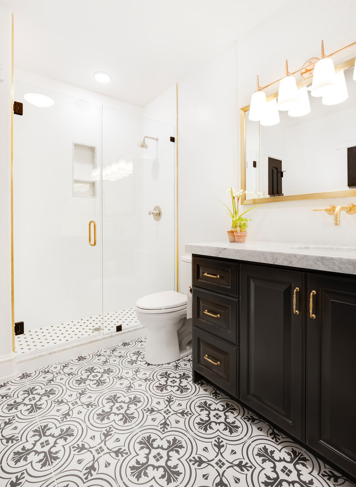 Aménagement d'une salle de bain éclectique en bois foncé avec une douche ouverte, un carrelage blanc, un mur blanc, un lavabo posé, un plan de toilette en marbre, un sol multicolore et une cabine de douche à porte coulissante.
