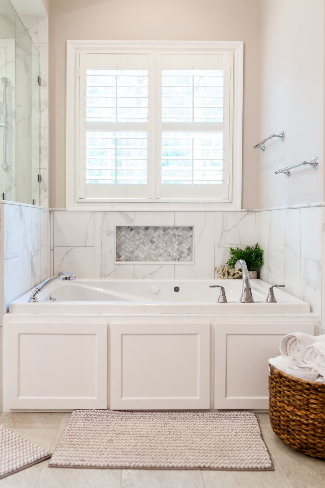 Bild på ett mellanstort vintage flerfärgad flerfärgat en-suite badrum, med skåp i shakerstil, grå skåp, vit kakel, porslinskakel, grå väggar, klinkergolv i porslin, ett undermonterad handfat, granitbänkskiva och grått golv