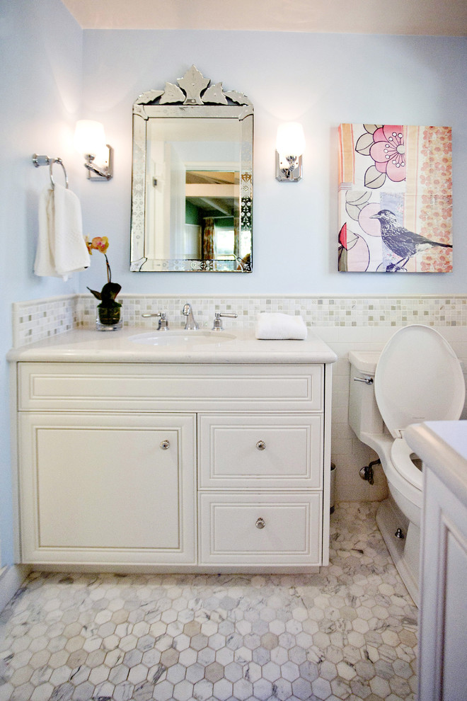 Idee per una stanza da bagno contemporanea con piastrelle a mosaico
