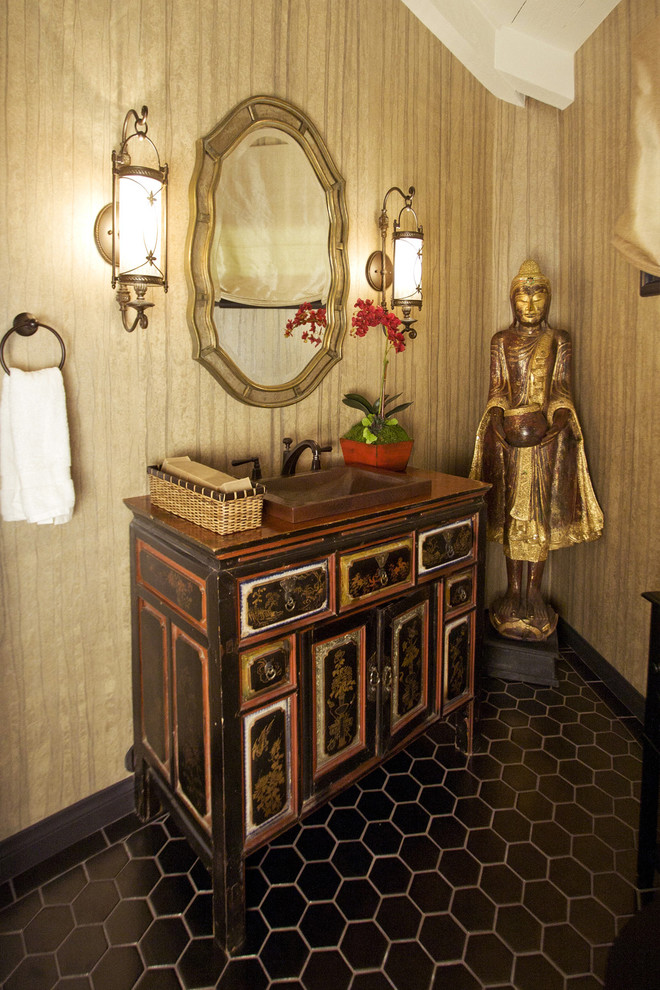 Foto de cuarto de baño bohemio con armarios tipo mueble y suelo negro