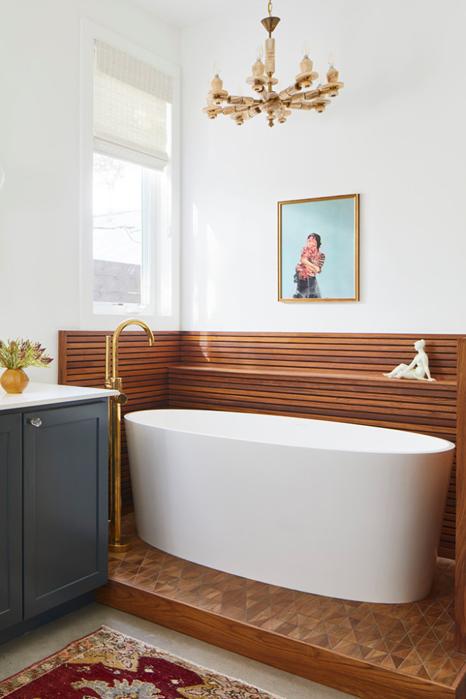 Foto di una stanza da bagno padronale mediterranea con ante in stile shaker, vasca freestanding, pareti bianche, top bianco e mobile bagno freestanding
