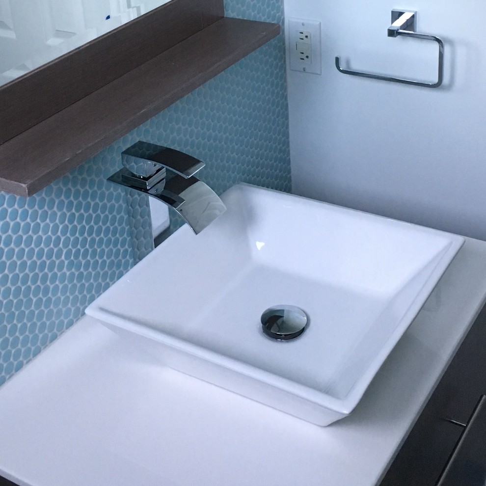 Modernes Duschbad mit flächenbündigen Schrankfronten, grauen Schränken, Eckdusche, Toilette mit Aufsatzspülkasten, blauen Fliesen, Mosaikfliesen, blauer Wandfarbe, Porzellan-Bodenfliesen, Aufsatzwaschbecken, Mineralwerkstoff-Waschtisch, grauem Boden und Schiebetür-Duschabtrennung in Ottawa