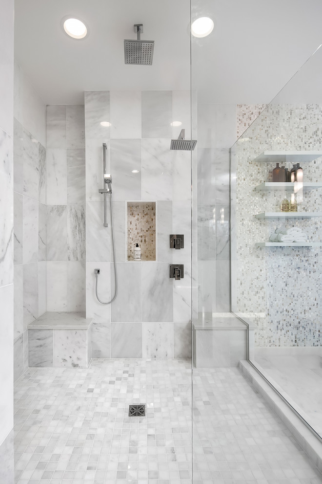 Modelo de cuarto de baño principal contemporáneo grande con baldosas y/o azulejos blancos, baldosas y/o azulejos de piedra y suelo de mármol