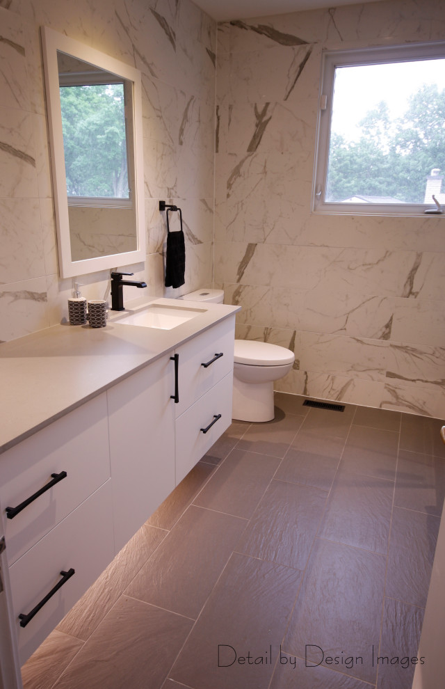 Exempel på ett mellanstort modernt grå grått badrum för barn, med släta luckor, vita skåp, ett badkar i en alkov, en dusch/badkar-kombination, en toalettstol med hel cisternkåpa, svart och vit kakel, porslinskakel, vita väggar, klinkergolv i porslin, ett undermonterad handfat, bänkskiva i kvarts, grått golv och dusch med skjutdörr