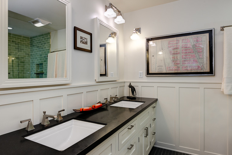 Ispirazione per una stanza da bagno padronale tradizionale di medie dimensioni con ante in stile shaker, ante bianche, pareti bianche e lavabo sottopiano