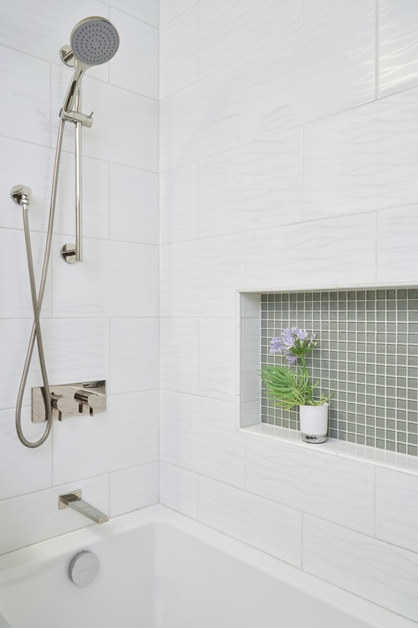 Immagine di una stanza da bagno minimal con vasca ad alcova, doccia alcova, piastrelle bianche e piastrelle in ceramica