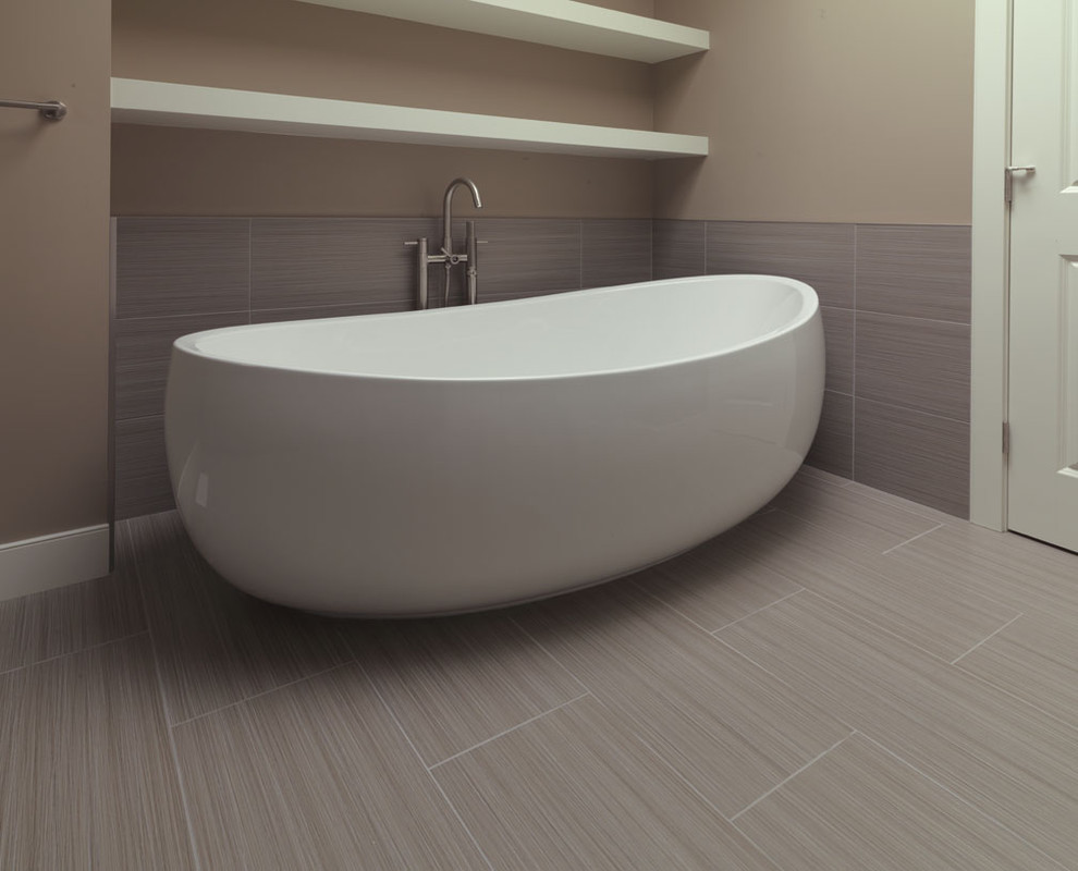 Ispirazione per una stanza da bagno minimal con vasca freestanding, pareti marroni e pavimento in gres porcellanato