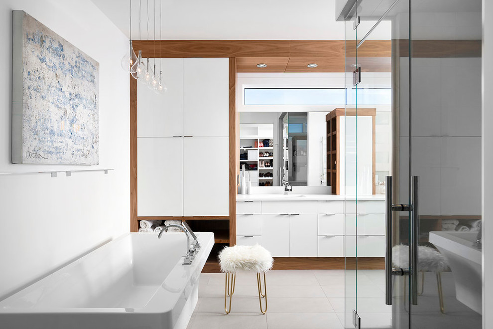 Идея дизайна: большая главная ванная комната в современном стиле с плоскими фасадами, белыми фасадами, отдельно стоящей ванной, белыми стенами, врезной раковиной и гигиеническим душем