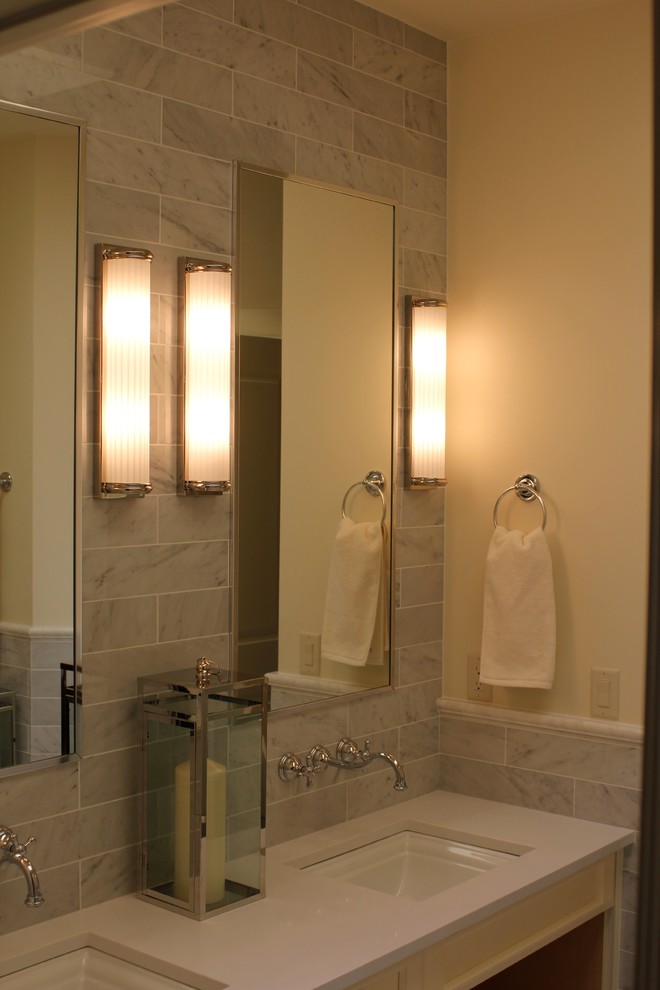 Ejemplo de cuarto de baño principal clásico renovado de tamaño medio con armarios con paneles empotrados, puertas de armario blancas, encimera de mármol y baldosas y/o azulejos grises