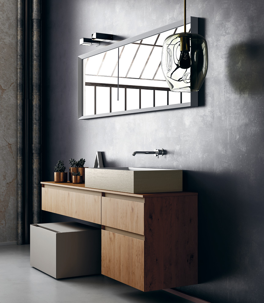 На фото: главная ванная комната среднего размера в стиле модернизм с плоскими фасадами, светлыми деревянными фасадами и монолитной раковиной с