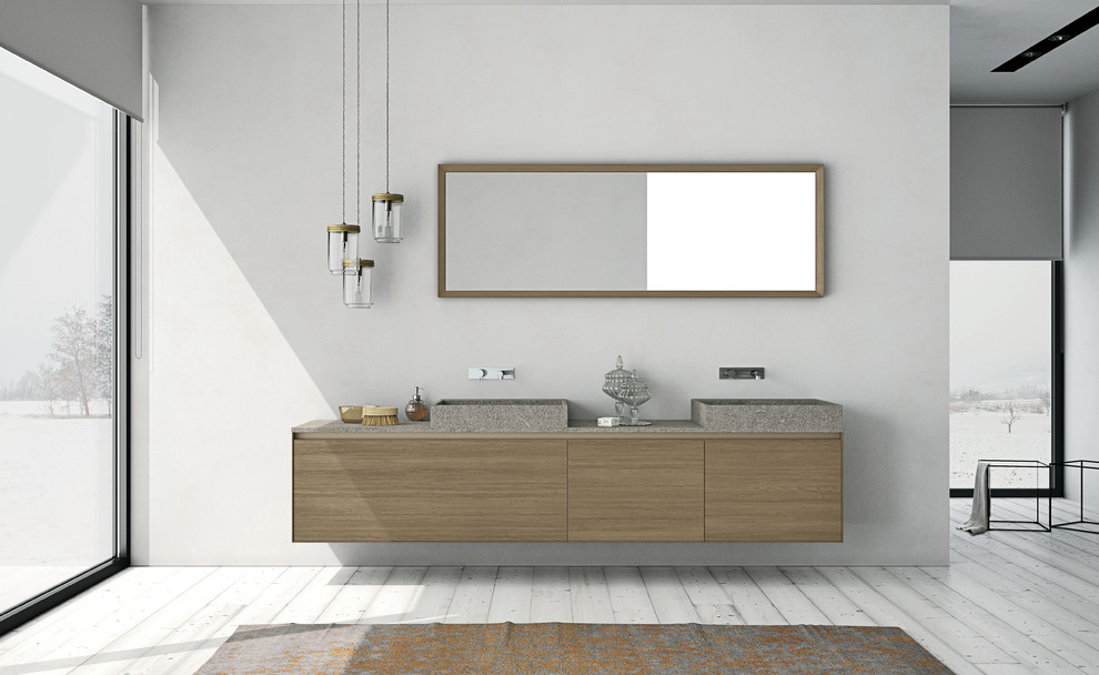 Foto di una grande stanza da bagno padronale moderna con ante lisce, ante in legno chiaro e lavabo integrato