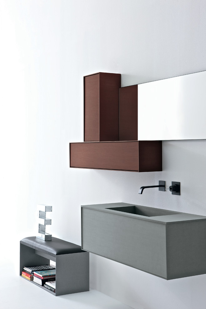 Modelo de cuarto de baño principal moderno de tamaño medio con armarios con paneles lisos y puertas de armario grises