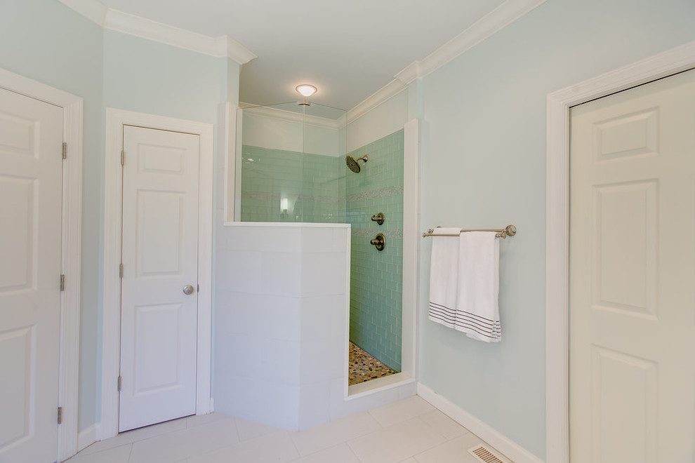 Ejemplo de cuarto de baño principal contemporáneo con ducha abierta, baldosas y/o azulejos azules, baldosas y/o azulejos de vidrio, paredes azules y suelo de baldosas de porcelana