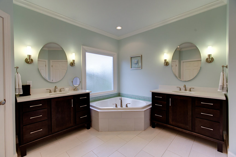 Cette image montre une salle de bain principale design en bois foncé avec un placard à porte shaker, une baignoire posée, une douche ouverte, WC à poser, un carrelage bleu, des plaques de verre, un mur bleu, un sol en carrelage de porcelaine, un lavabo encastré et un plan de toilette en quartz modifié.