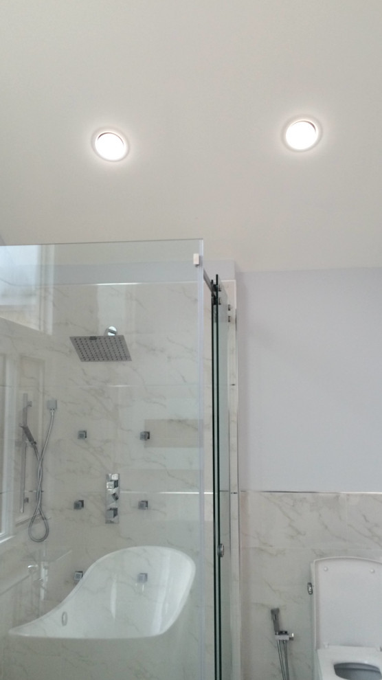 Immagine di una stanza da bagno moderna