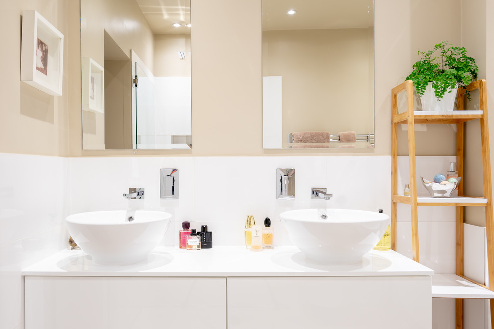 This is an example of a contemporary bathroom in Edinburgh.