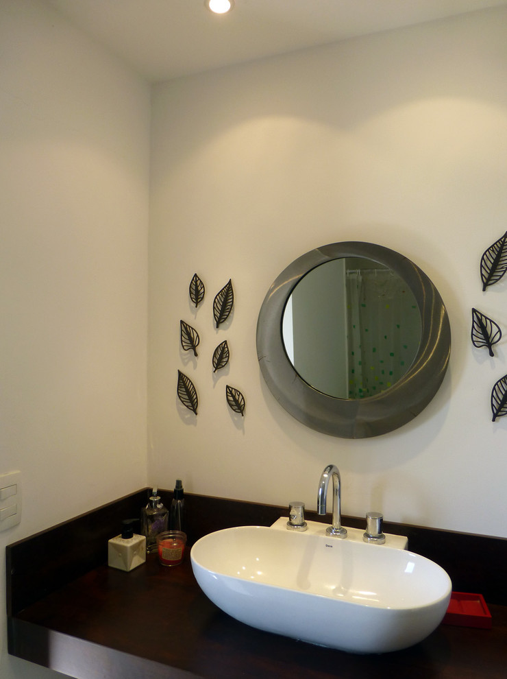 Kleines Rustikales Duschbad mit offenen Schränken, dunklen Holzschränken, Toilette mit Aufsatzspülkasten, weißer Wandfarbe, Porzellan-Bodenfliesen und Waschtisch aus Holz in Sonstige