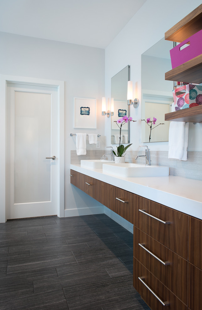 Ispirazione per una stanza da bagno design con lavabo a bacinella e top bianco