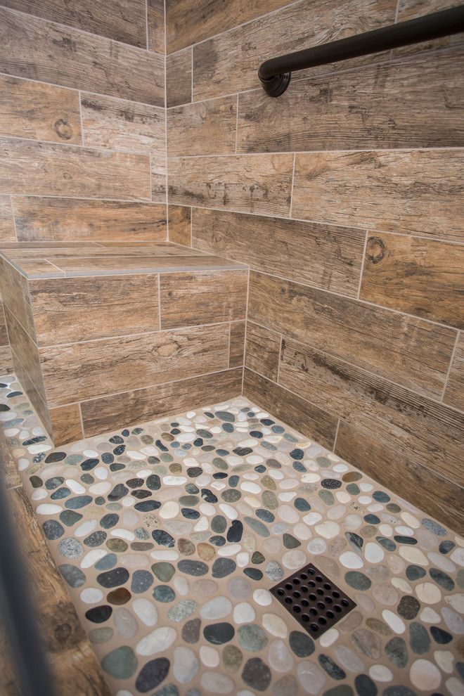 Idéer för ett mellanstort rustikt brun en-suite badrum, med luckor med upphöjd panel, skåp i mellenmörkt trä, en dusch i en alkov, beige kakel, porslinskakel, klinkergolv i porslin, ett nedsänkt handfat, kaklad bänkskiva, beiget golv och dusch med skjutdörr