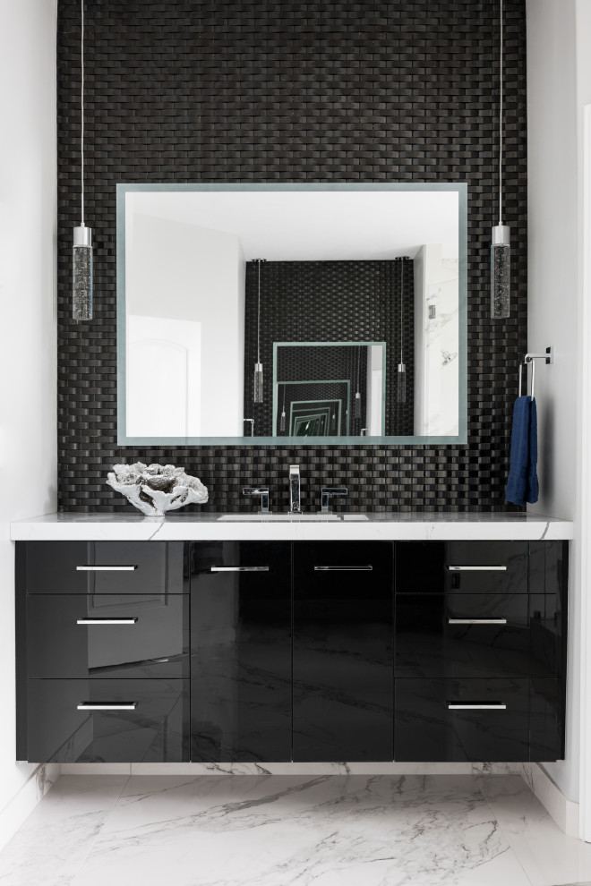 Idee per una piccola stanza da bagno padronale design con ante lisce, ante nere, un lavabo e mobile bagno sospeso