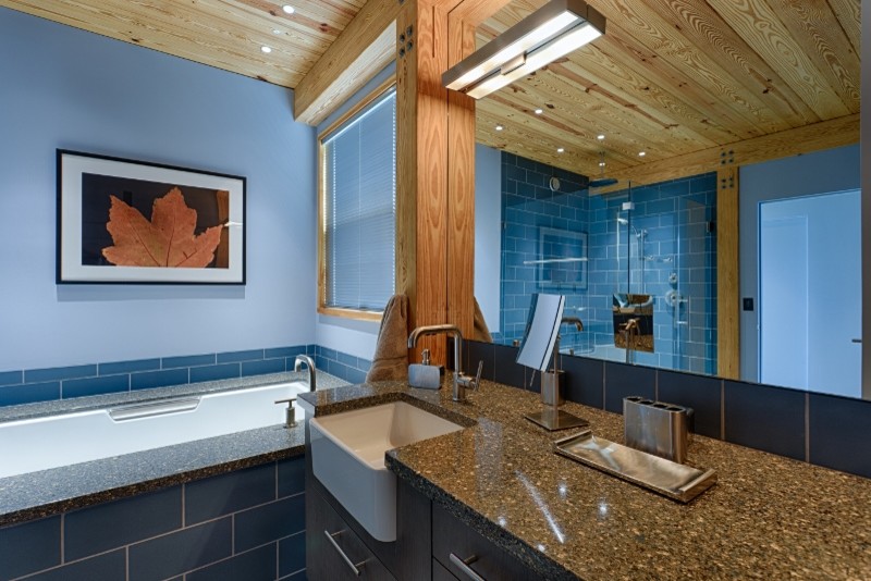Пример оригинального дизайна: главная ванная комната среднего размера в стиле модернизм с плоскими фасадами, серыми фасадами, полновстраиваемой ванной, угловым душем, унитазом-моноблоком, синей плиткой, плиткой кабанчик, синими стенами, бетонным полом, врезной раковиной и столешницей из искусственного кварца