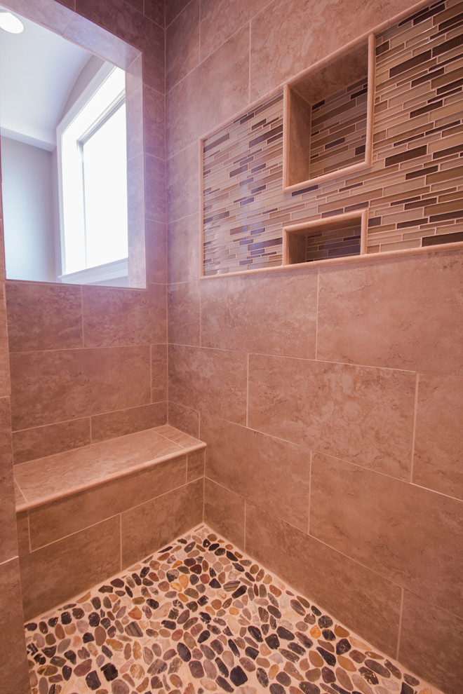 Источник вдохновения для домашнего уюта: главная ванная комната в классическом стиле с накладной ванной, угловым душем, бежевой плиткой, плиткой мозаикой, бежевыми стенами, полом из керамогранита и врезной раковиной